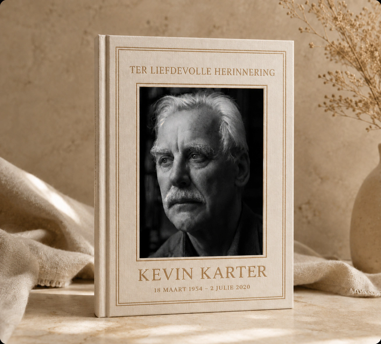 ’n StoryKeeper-gedenkboek met ’n portret van ’n ouer man.