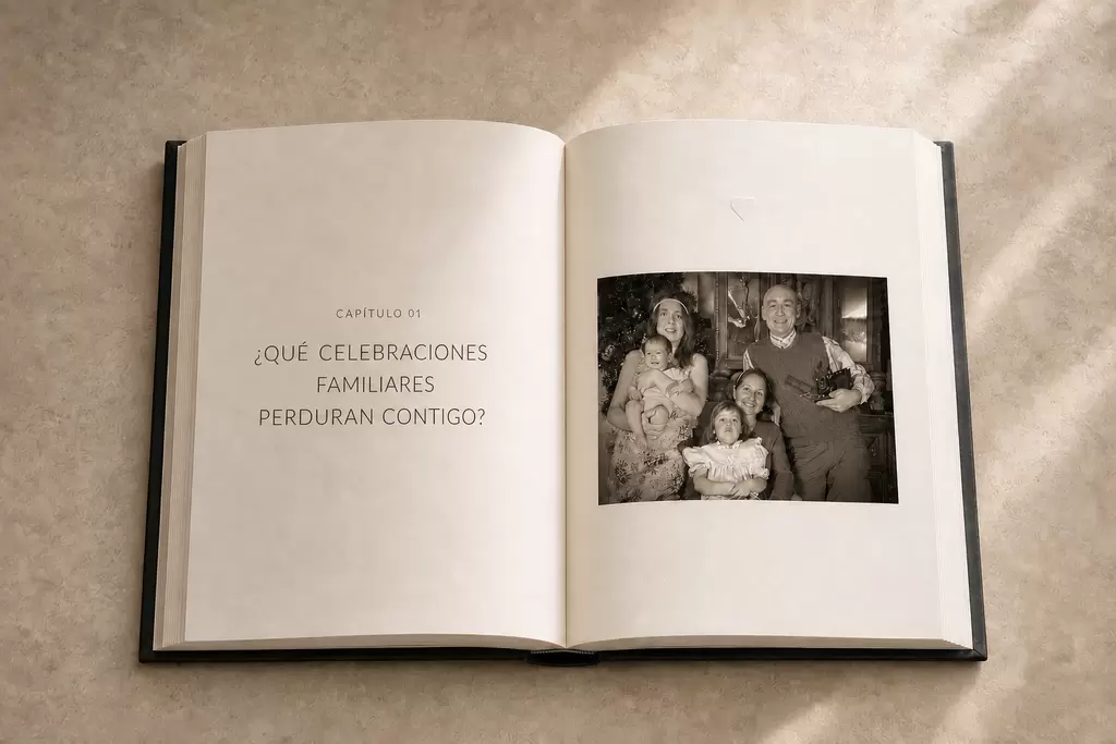 Libro de recuerdos familiar abierto por un capítulo sobre celebraciones familiares