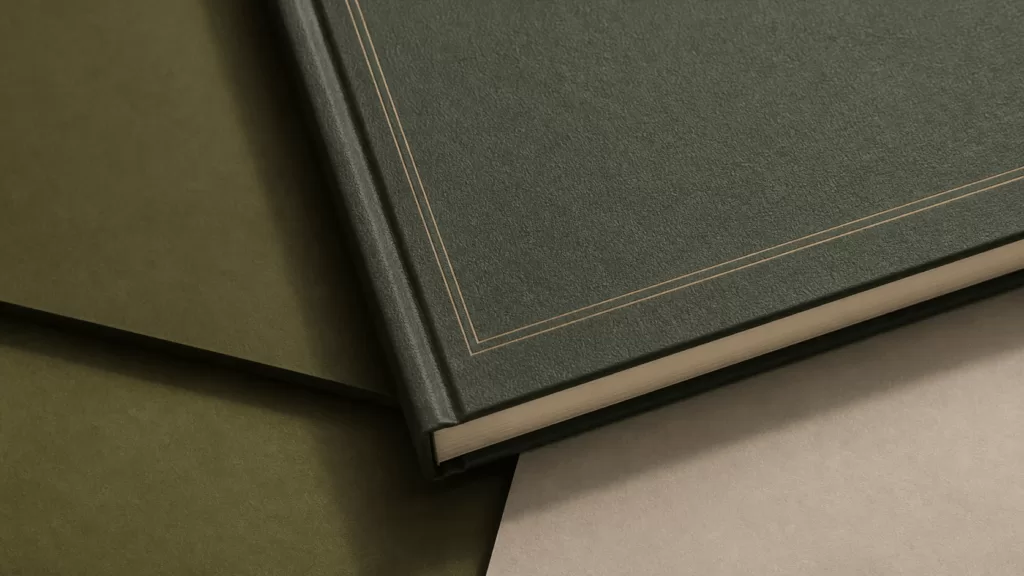 Gros plan sur une couverture rigide StoryKeeper vert sauge