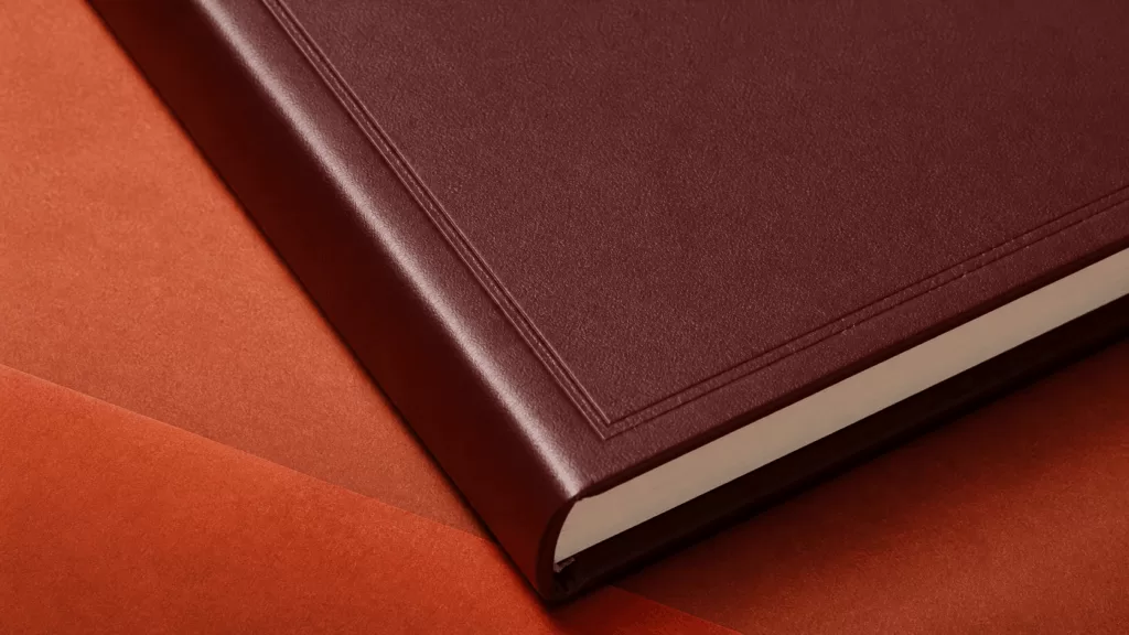 Gros plan sur une couverture rigide StoryKeeper couleur terre de Sienne