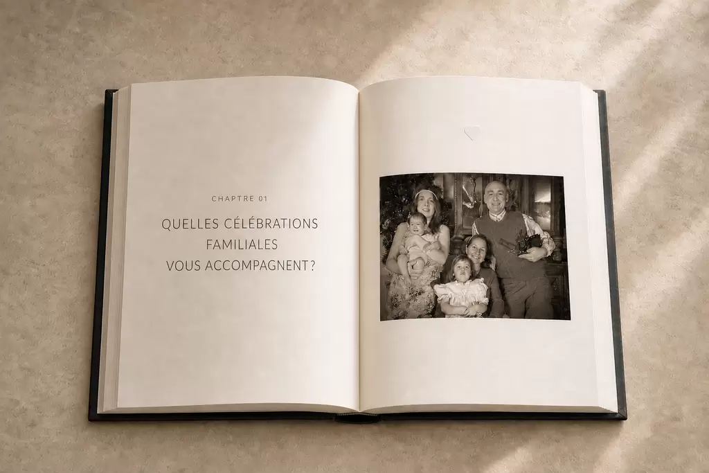 Livre-souvenir familial ouvert sur un chapitre consacré aux fêtes de famille