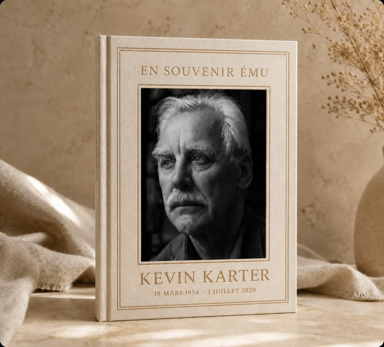 Un livre commémoratif StoryKeeper avec le portrait d’un homme âgé.