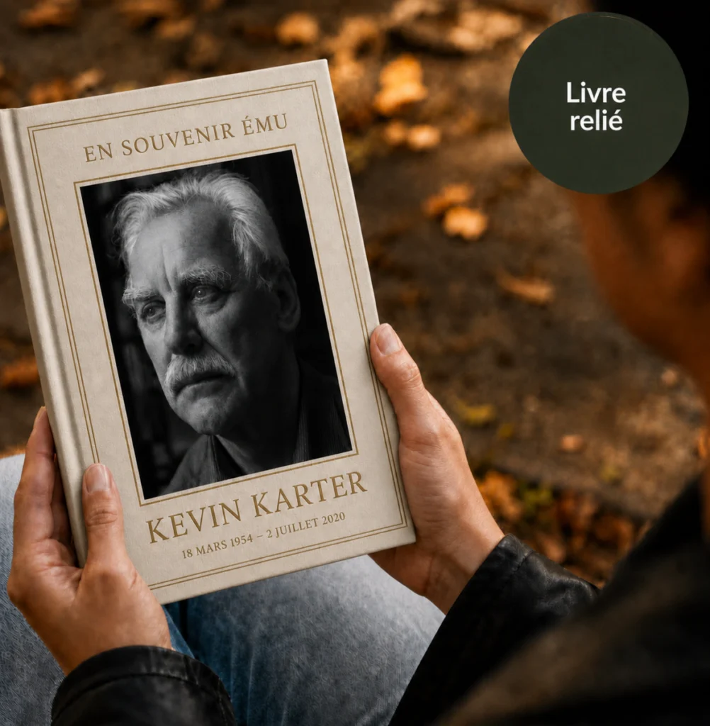 Un livre commémoratif StoryKeeper tenu en extérieur.