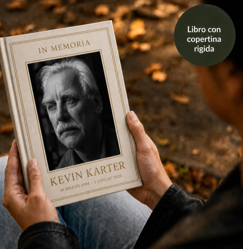 Un libro commemorativo StoryKeeper tenuto all’aperto.