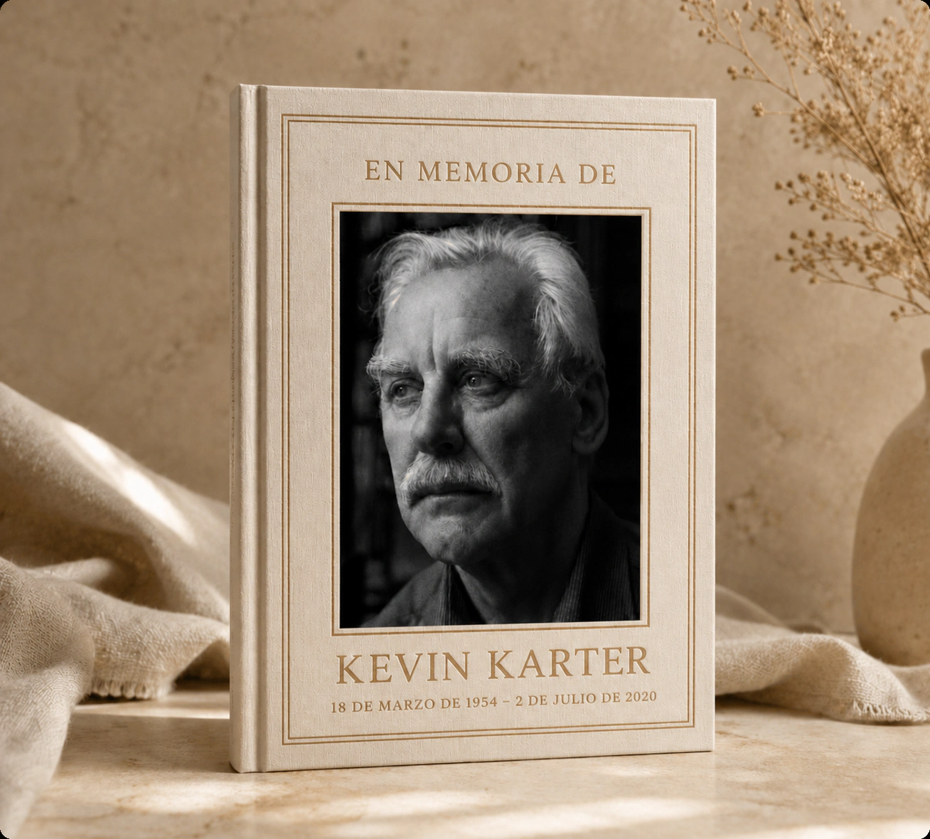 Un libro conmemorativo StoryKeeper con el retrato de un hombre mayor.