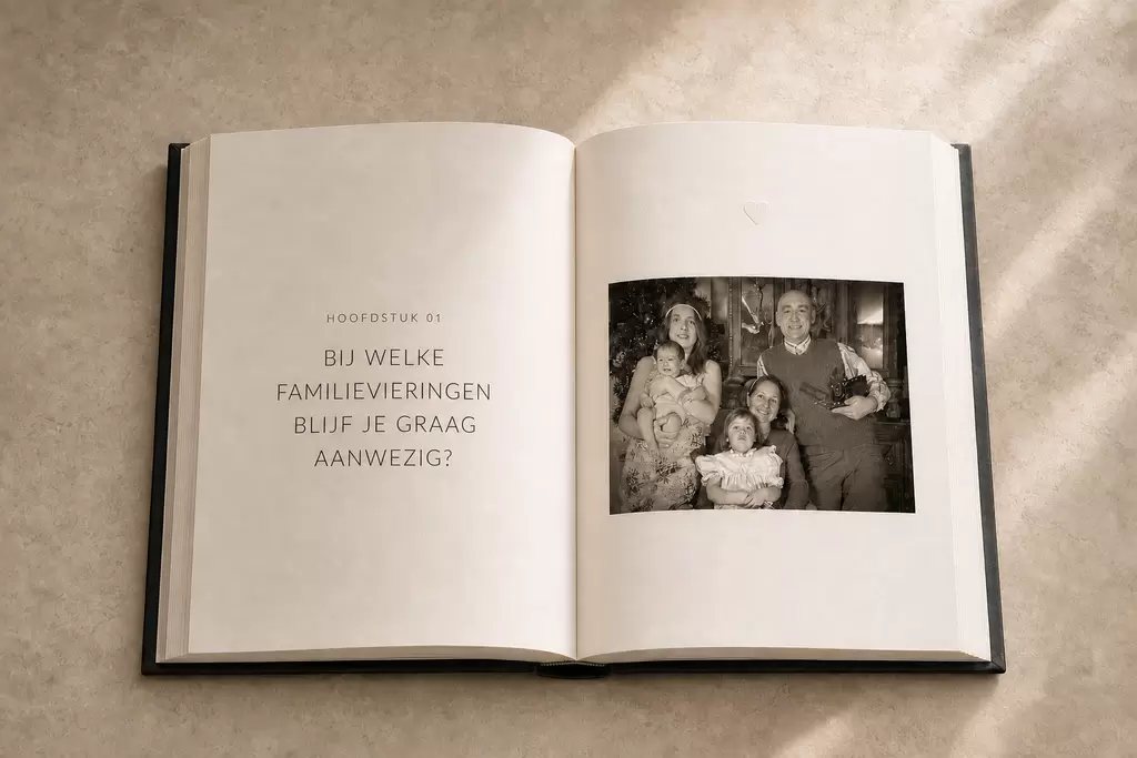 Open familieherinneringsboek met een hoofdstuk over familiefeesten