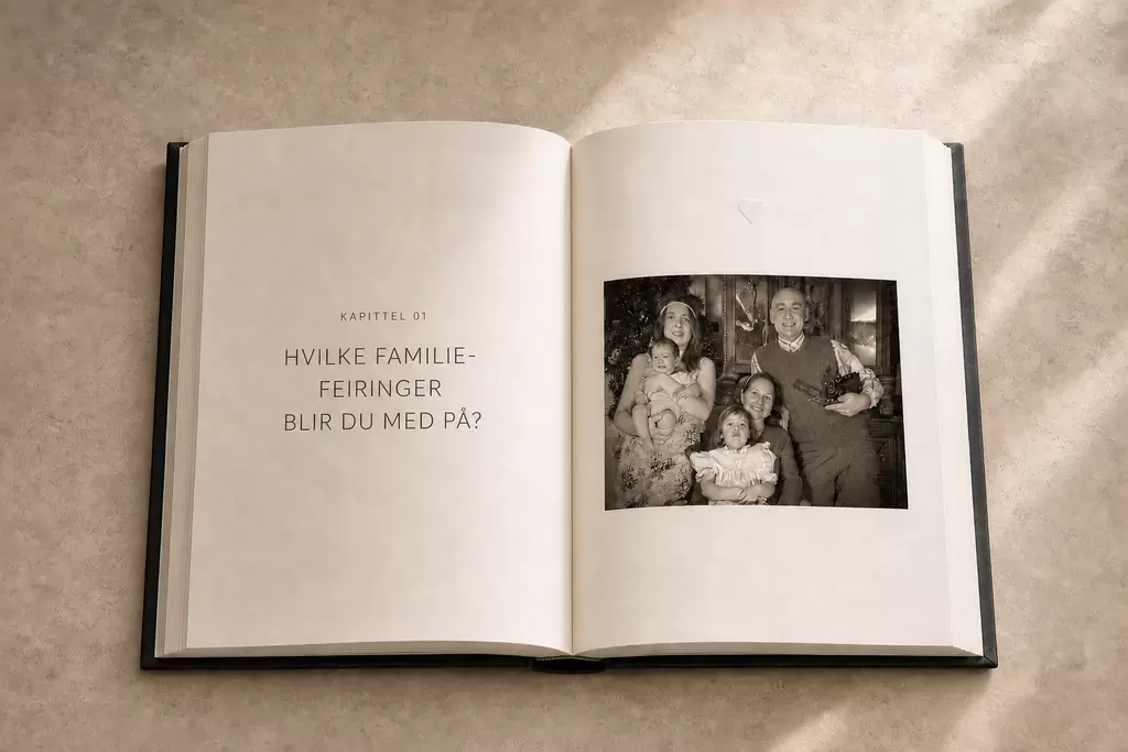 Åpen familiebok med et kapittel om familiefeiringer