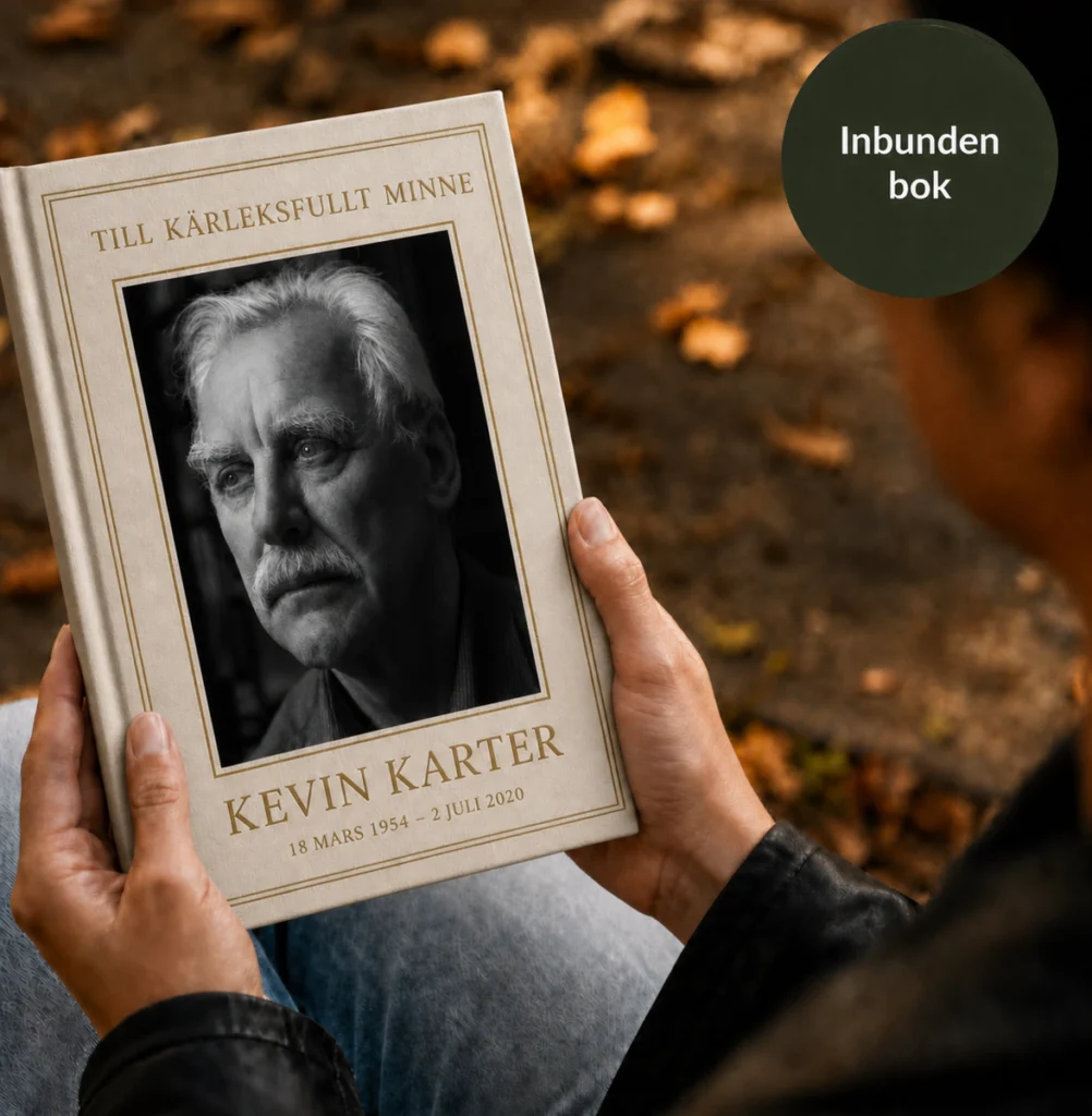 En StoryKeeper-minnesbok som hålls utomhus.